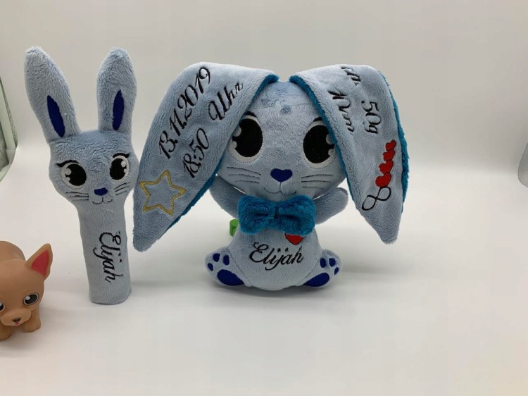 Króliczek Baby Blue z morskim wzorem w gwiazdki i haftowaną metryczką dziecka