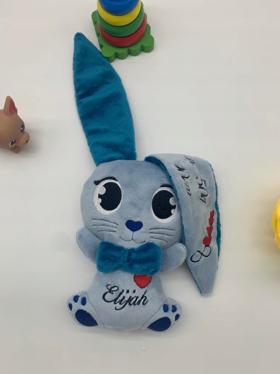 Króliczek Baby Blue z morskim wzorem w gwiazdki i haftowaną metryczką dziecka