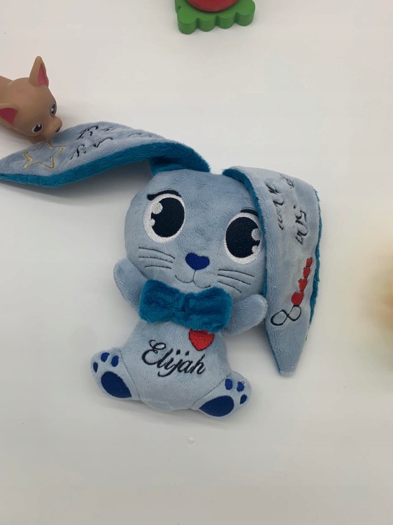 Króliczek Baby Blue z morskim wzorem w gwiazdki i haftowaną metryczką dziecka