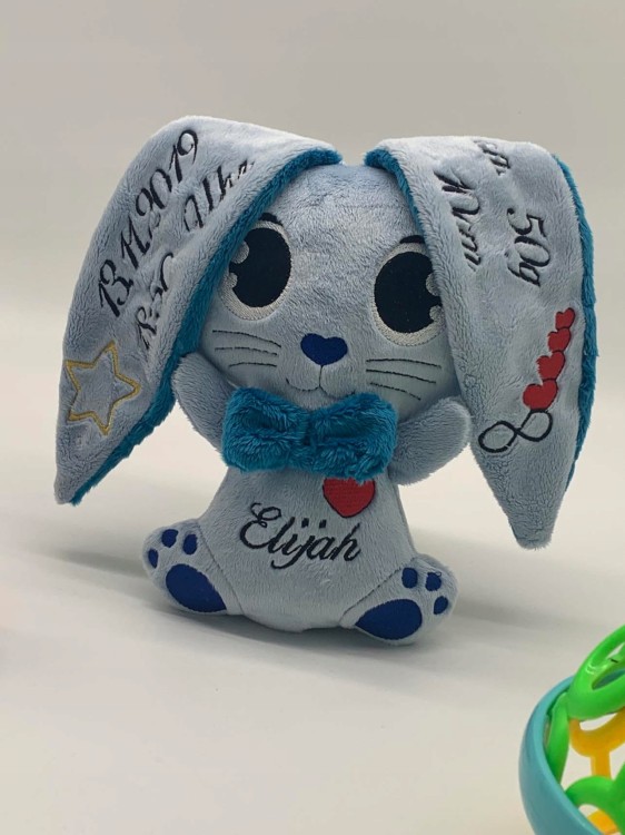 Króliczek Baby Blue z morskim wzorem w gwiazdki i haftowaną metryczką dziecka