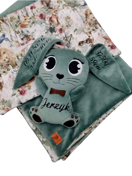 Personalizowany zestaw prezentowy dla dziecka z króliczkiem, kocykiem, kocem, poduszką i grzechotką. Szyty na zamówienie z możliwością haftu imienia, metryczki lub dedykacji. Idealny prezent na chrzest, roczek, narodziny dziecka i baby shower.