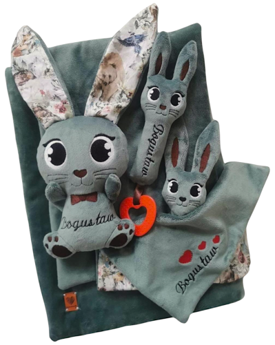 Personalizowany zestaw prezentowy dla dziecka z króliczkiem, kocykiem, kocem, poduszką i grzechotką. Szyty na zamówienie z możliwością haftu imienia, metryczki lub dedykacji. Idealny prezent na chrzest, roczek, narodziny dziecka i baby shower.