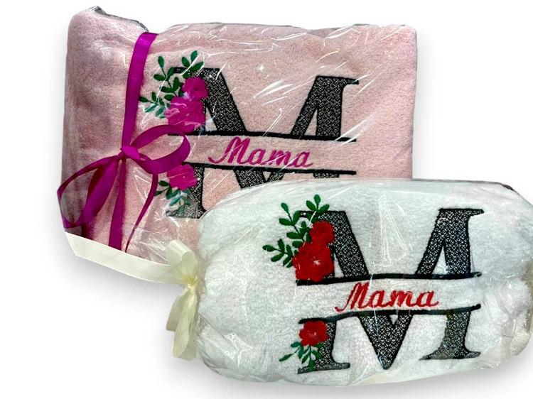 Dwa ręczniki z haftowanym monogramem M i napisem Mama, zapakowane na prezent