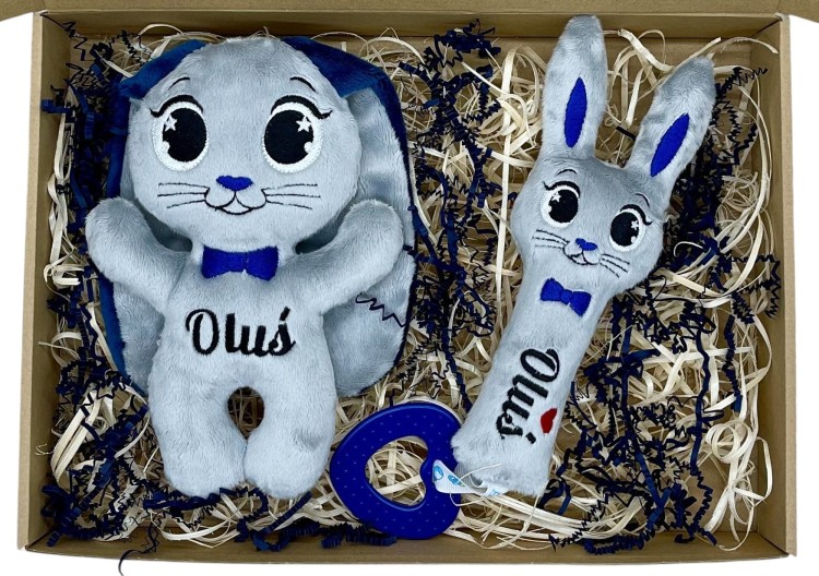 Personalizowana wyprawka dla noworodka z króliczkiem i grzechotką z gryzakiem