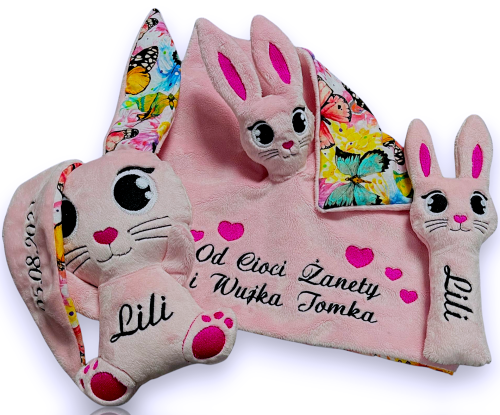 Różowy zestaw króliczka, grzechotki i poduszki z imieniem Lili oraz dedykacją