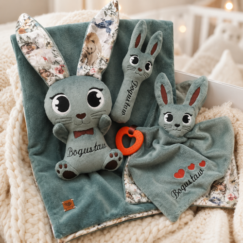 Personalizowany zestaw prezentowy dla dziecka z króliczkiem, kocykiem, kocem, poduszką i grzechotką. Szyty na zamówienie z możliwością haftu imienia, metryczki lub dedykacji. Idealny prezent na chrzest, roczek, narodziny dziecka i baby shower.